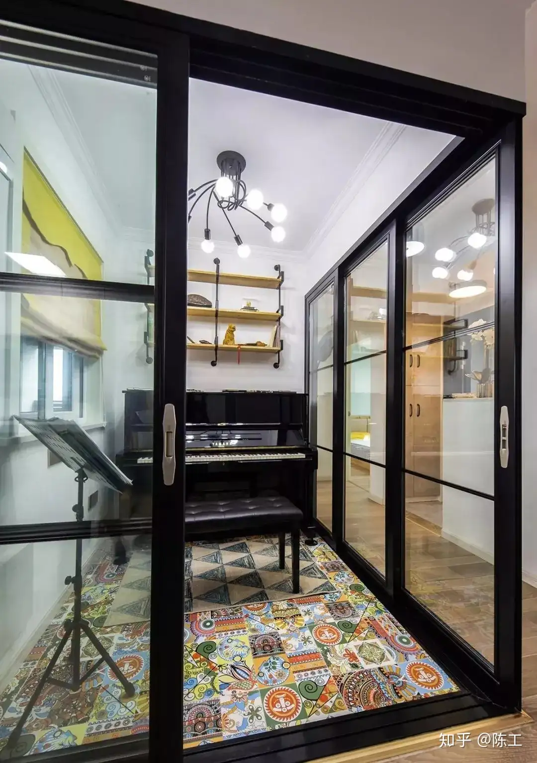 7室内の客間のベランダは床につく式の北欧の鉄芸の置物台を飾ります。4