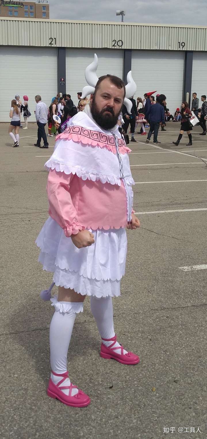 如何评价著名dota2职业选手b神徐志雷的女装?