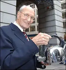 russellhobbs电热水壶之父比利罗素生平简述英国领豪