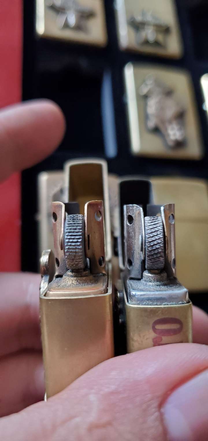 左边佐罗,右边zippo,佐罗厚一些,具体两个对比下面有