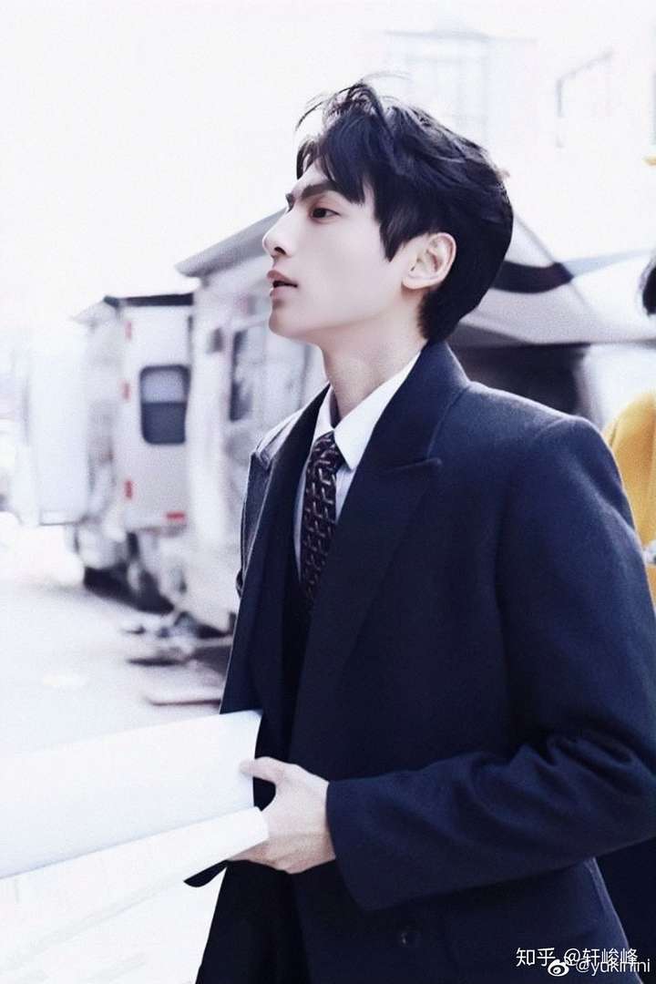 喉结出镜.众所周知,罗云熙的生图比精修更杀人.