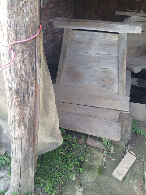 老一辈还是习惯旱厕,还是会喜欢另盖一间小茅房.