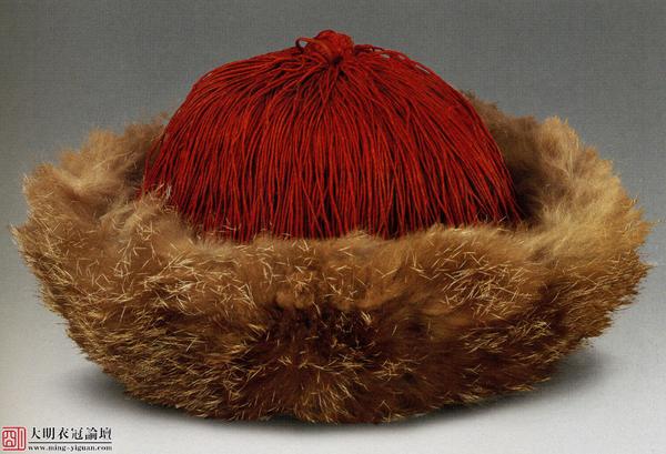 凉帽(缺帽顶,吉服冠或常服,行服冠):首先说一下凉帽和暖帽这两大形态