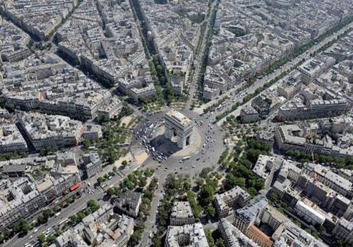 拿破仑三世时期的1852 年,一位叫做乔治·欧仁·奥斯曼的男爵调任巴黎