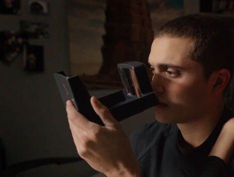 请问电影《love》爱恋 中的看照片的盒子是什么