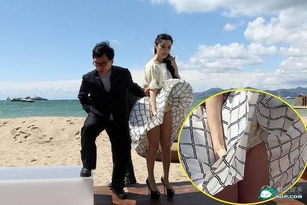 会吹起来,前后都捂着旁边吹起来~正确做法是从一边把裙子攥起来捏住