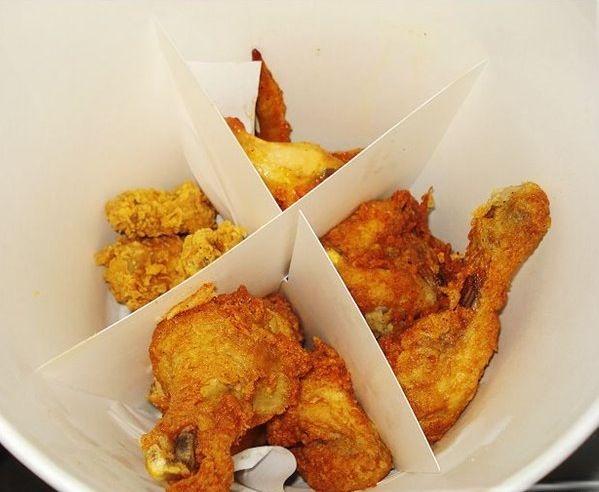 深夜在家看电影,饿了叫桶肯德基,都不用你出门,金灿灿的炸鸡送到家