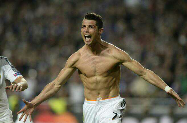 为什么足球运动员在进球之后会想脱衣庆祝?