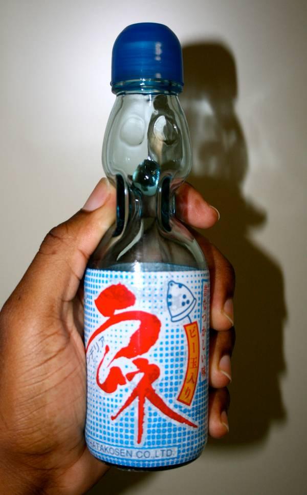 这种诞生于140年前的汽水饮料,乐趣全在这个设计奇葩的玻璃瓶里