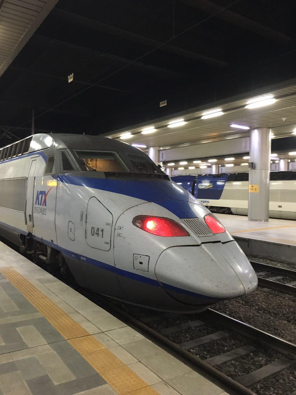 首先说说行程吧,托朋友买好了韩国高铁ktx的票,相对从首尔飞去釜山,我