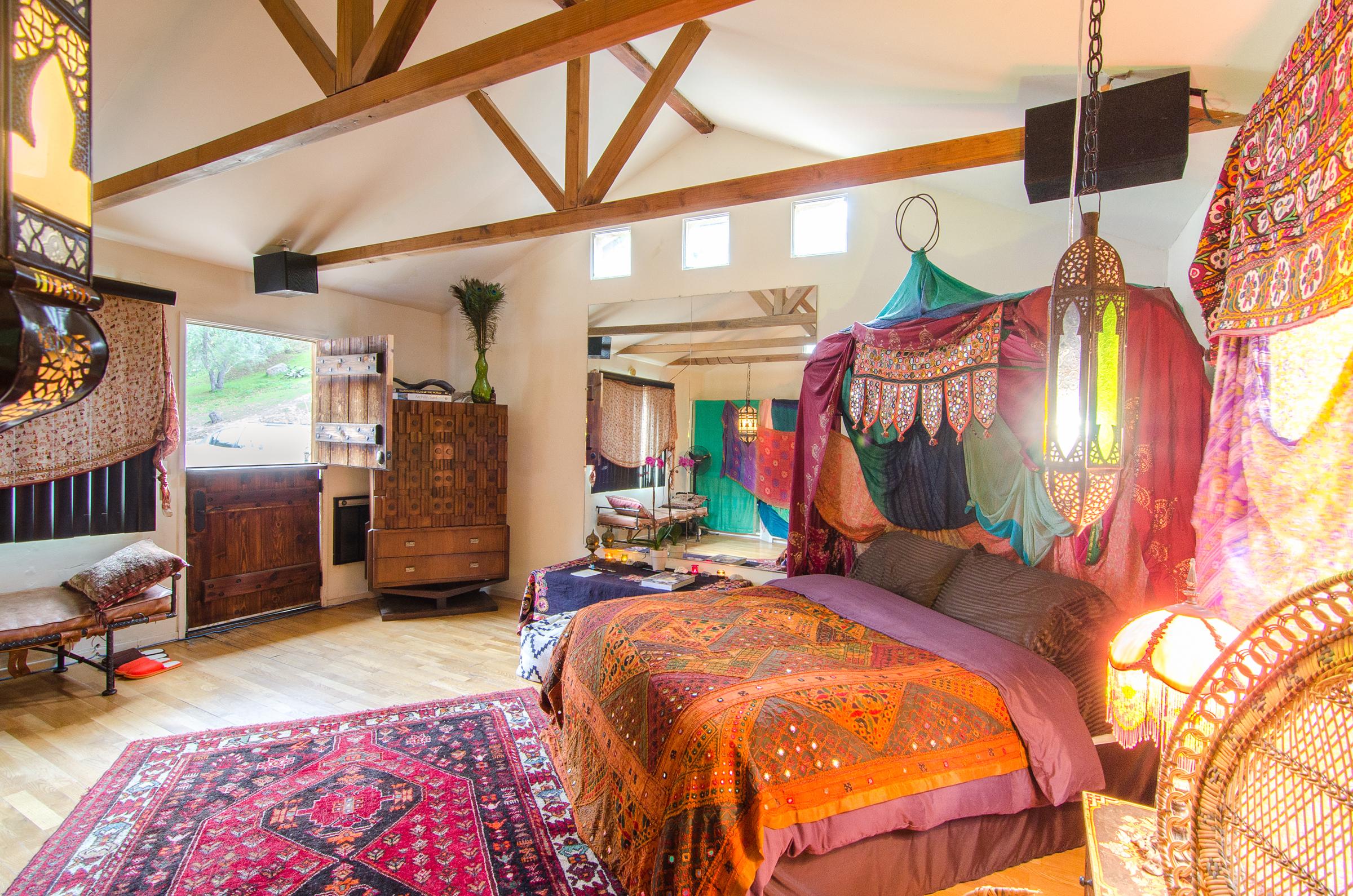 身为首饰设计师的房东dora,为你打点了一个波西米亚风胜浓的的居所.3.