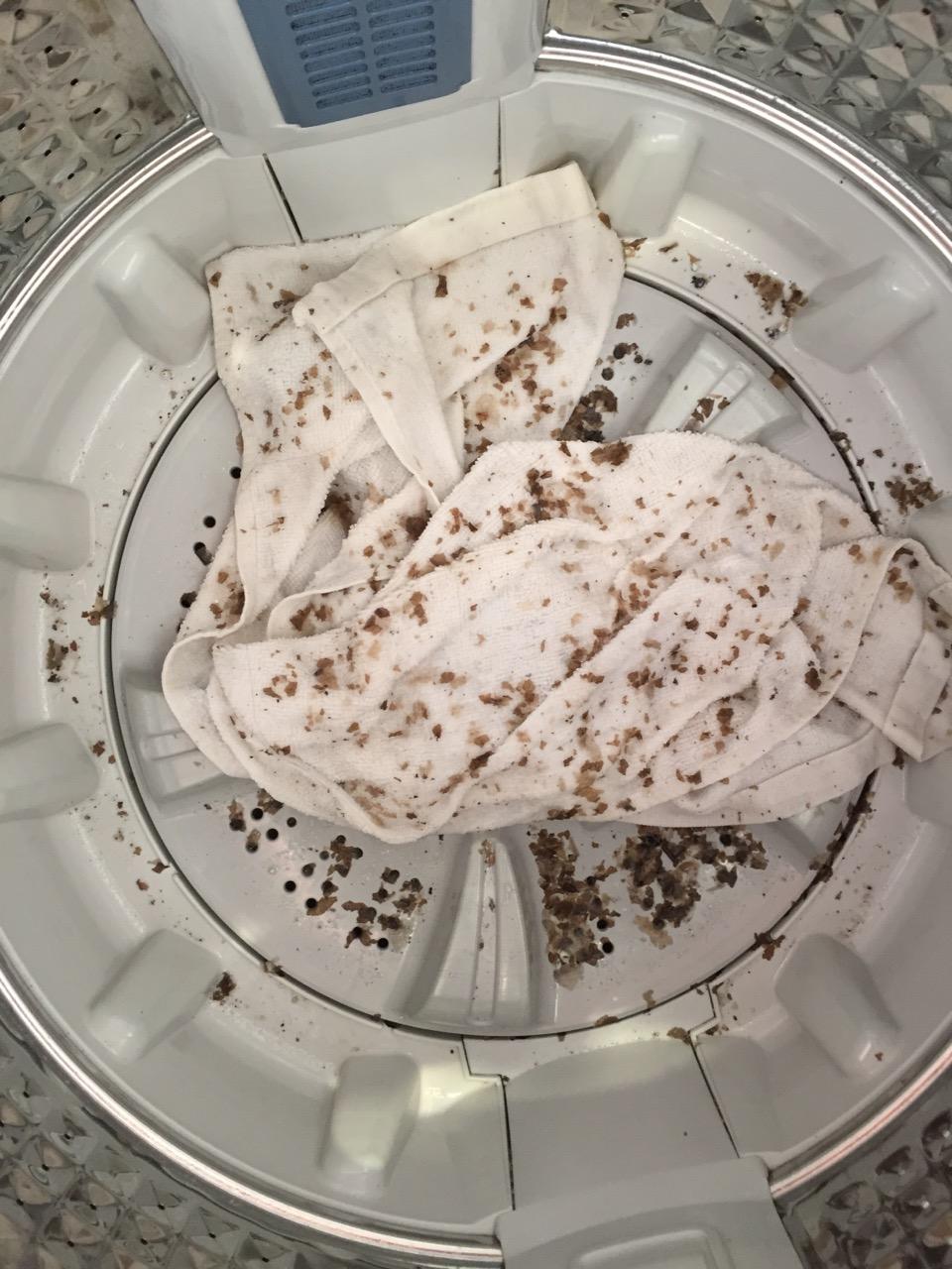 机里拿出的衣服上为什么有黄色的油渍?怎么清