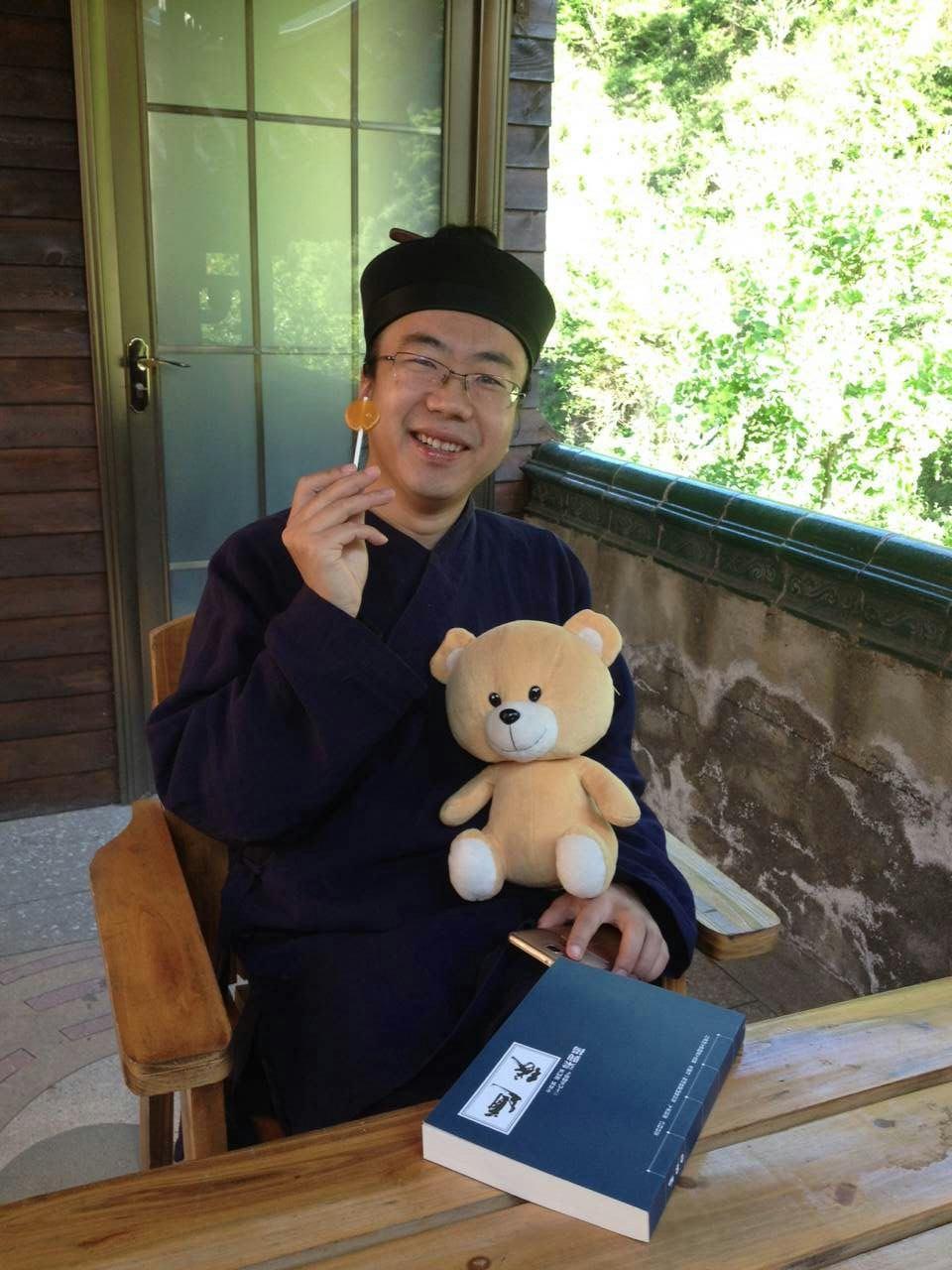 老妈把财神请到卧室,晚上总觉得慎得慌,怎么办