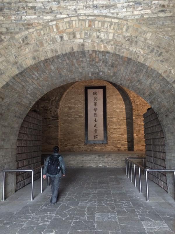 的无梁殿了,那个建于明代,整个结构都梁,依靠砖的巧妙堆砌来构成弧形