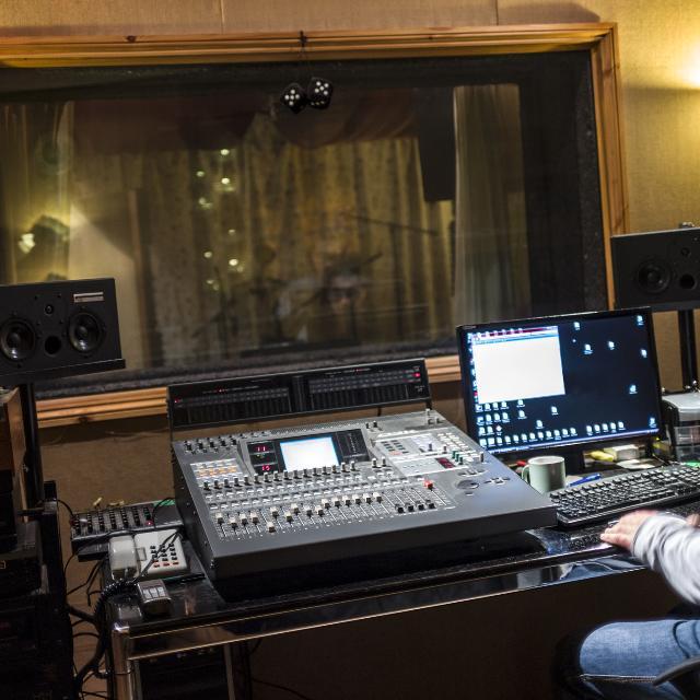 这些情况下,国产电视剧只好用配音了