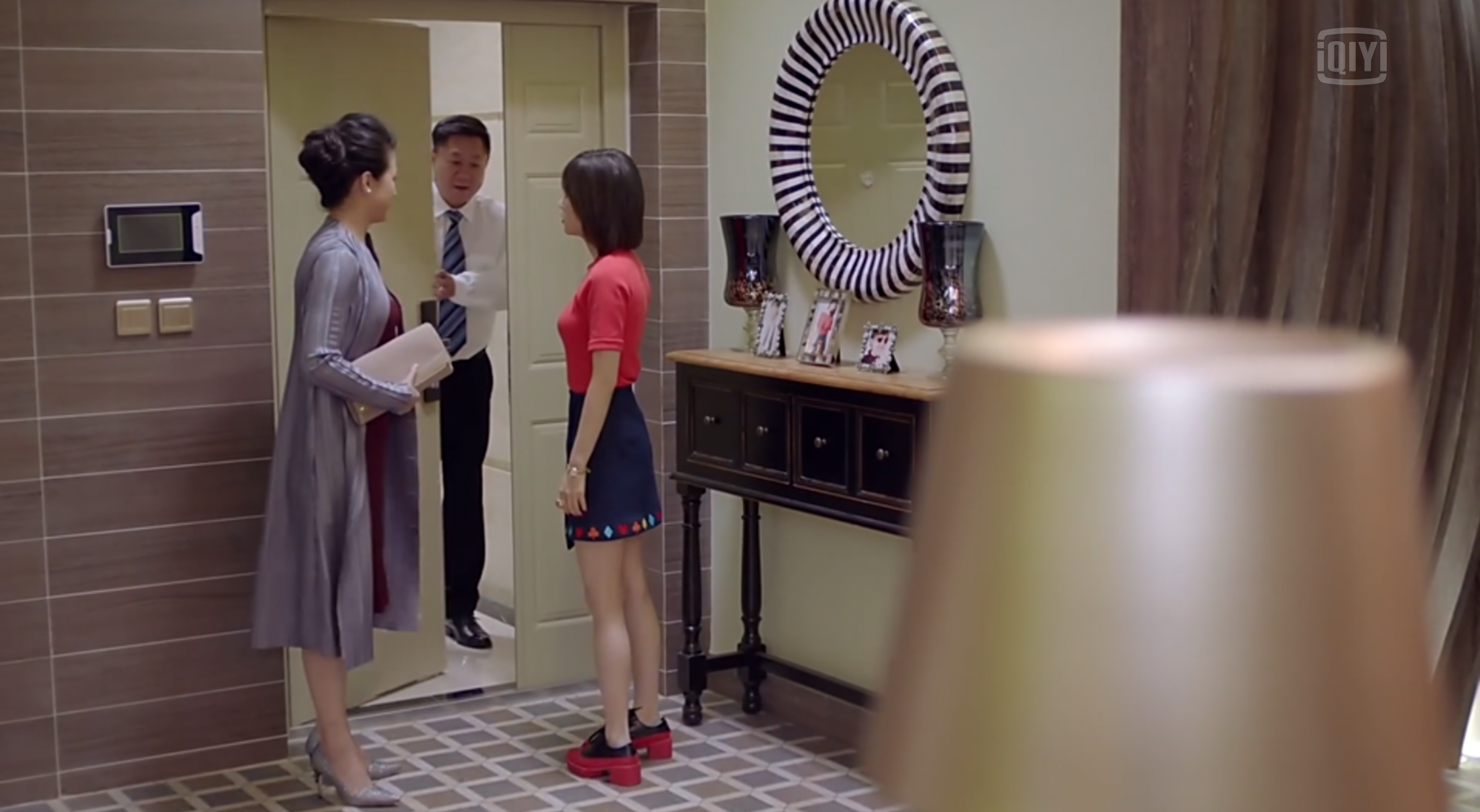 >>>>曲筱绡的那些空间1分析地点:曲筱绡22层的家关键词:花俏,混搭