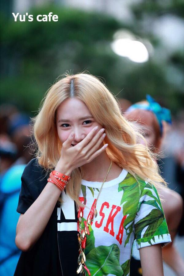 脑残粉表示林允儿的手真的太好看了!up me!