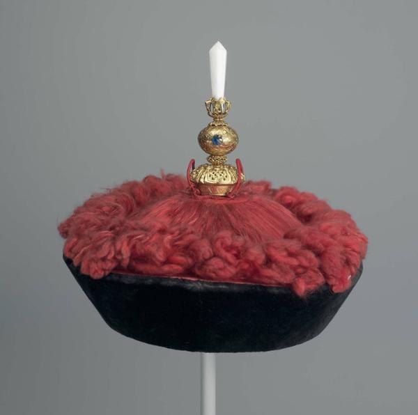 朝珠文一品到文五品,武一品到武四品,不得用东珠,余随所用.杂饰惟宜.