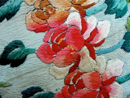 『抢针绣』用短直针脚按纹饰形状,分层刺绣.