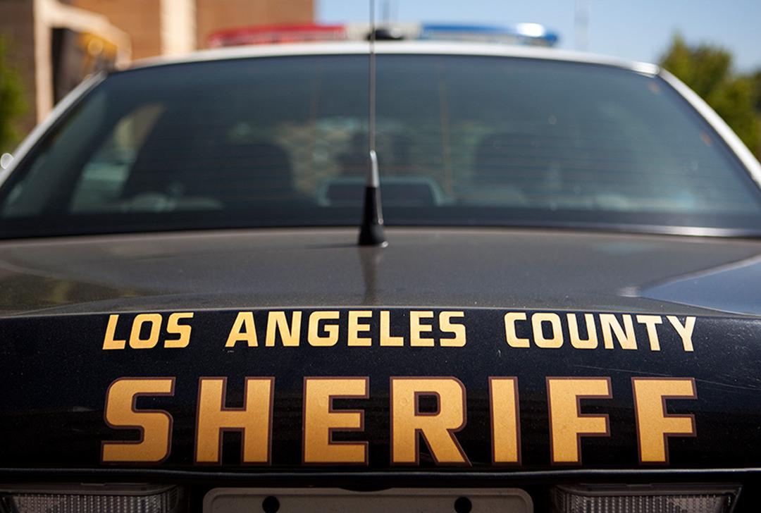 很不幸旁边正好有一辆警车,这辆警车和里面的警察是洛杉矶警局(lapd)