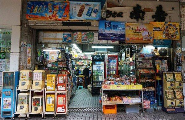 這間老士多在 香港彩虹村開了63年,店內懷舊的東西很多,掛卡機,雪糕櫃