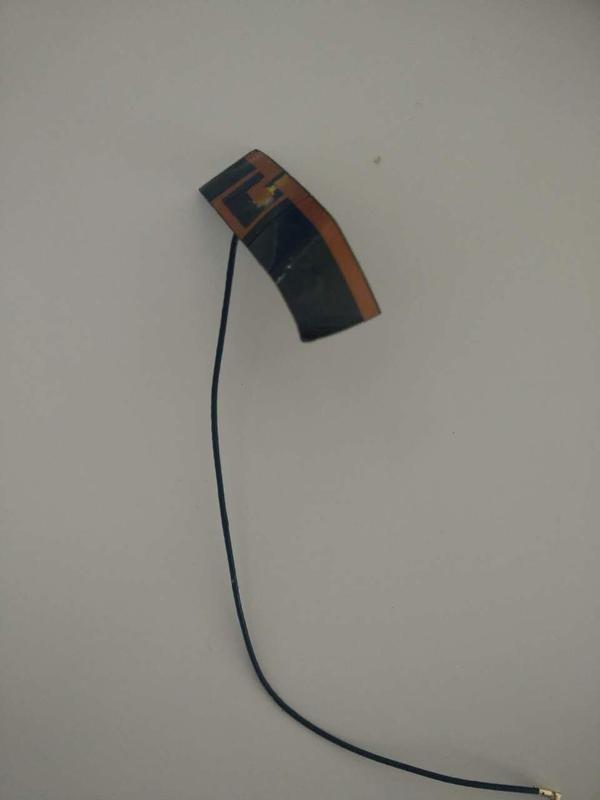 两根塑料包铁条的的天线  外面套个金属边框  引用楼上的图片