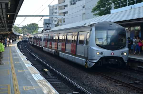 (現時通勤型列車已改為每卡5門設計,以充份使用列車空間.