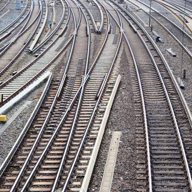 王兆洋,普通铁路采用的是有砟轨道,而没有"碎石子"(铁路上成为"道砟"