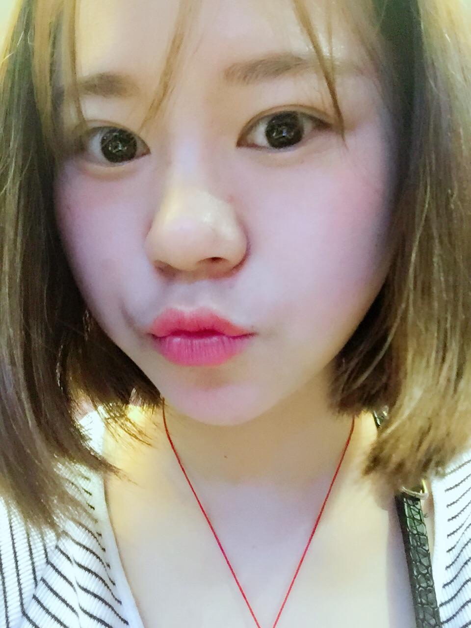 鼻子大而塌的漂亮女孩子,有谁可以来个例子么