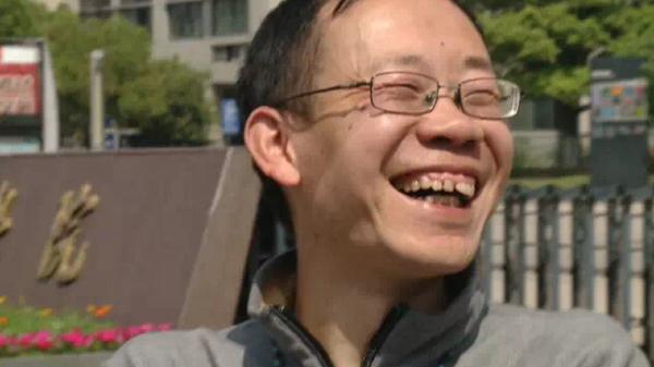 中年猥琐大叔带未成年学生妹开房酒店到底管不管