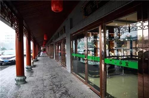 翠寶園是2011年建成在平洲玉器街街尾的數座大型的翡翠交易中心,由於