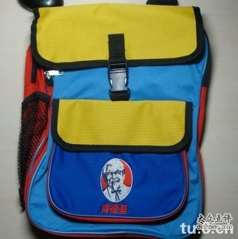 我上小学的时候特别流行肯德基的书包,长这样,记得我们班长就背的