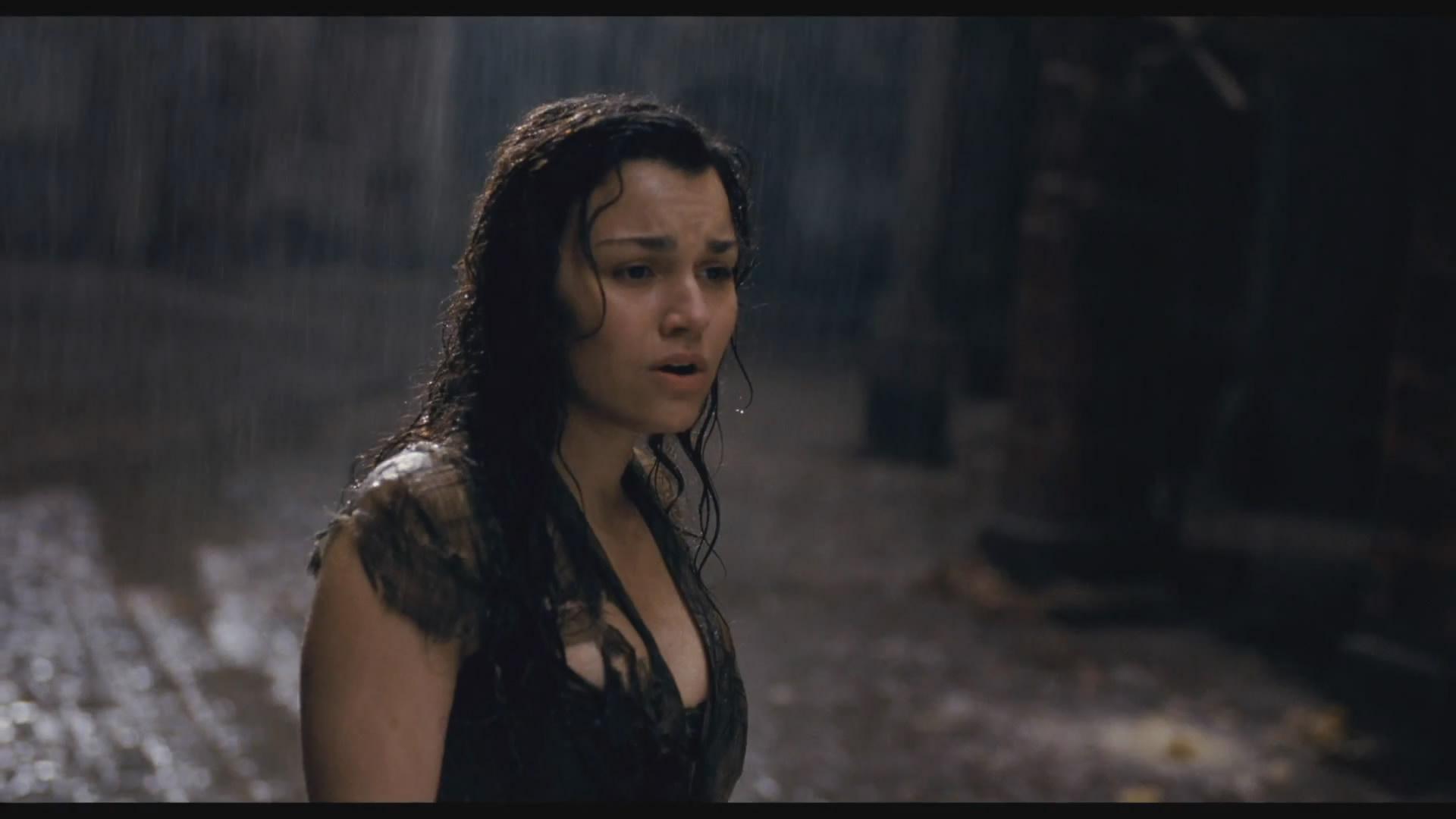《悲惨世界》里的艾潘妮,对马吕斯的爱感人至深,完全盖过了女主珂赛特