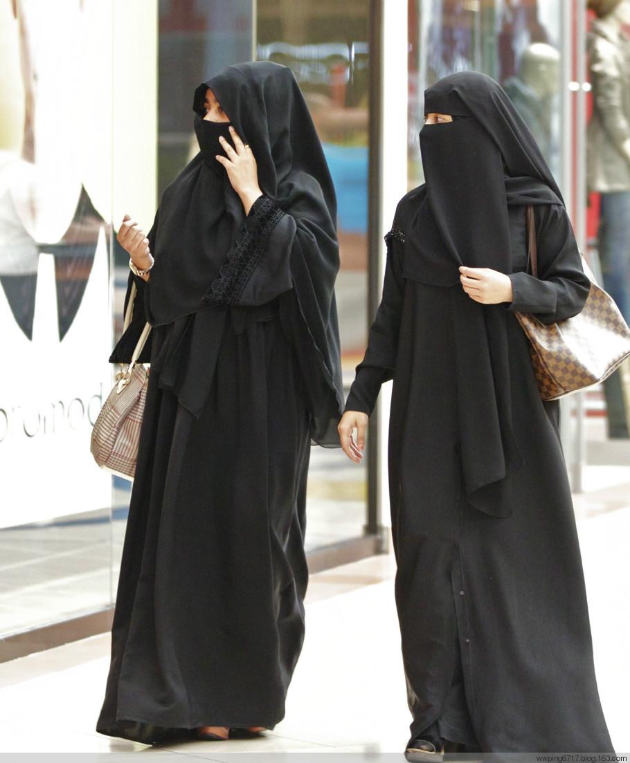 阿拉伯国家的女性到现在依旧沿袭这戴面纱的习俗,她们从小就生活在