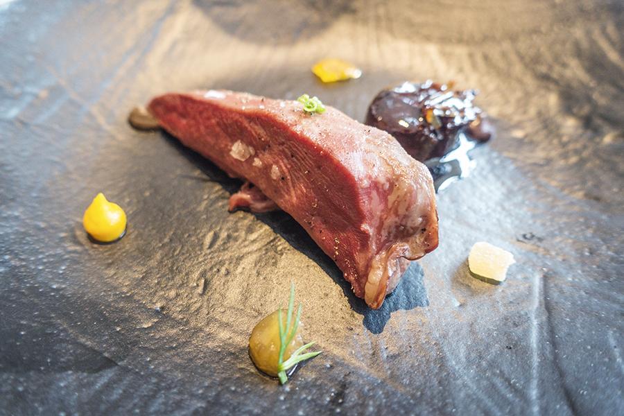 已经很警惕地看着我了……veal shin and mushrooms, marrow, tendons