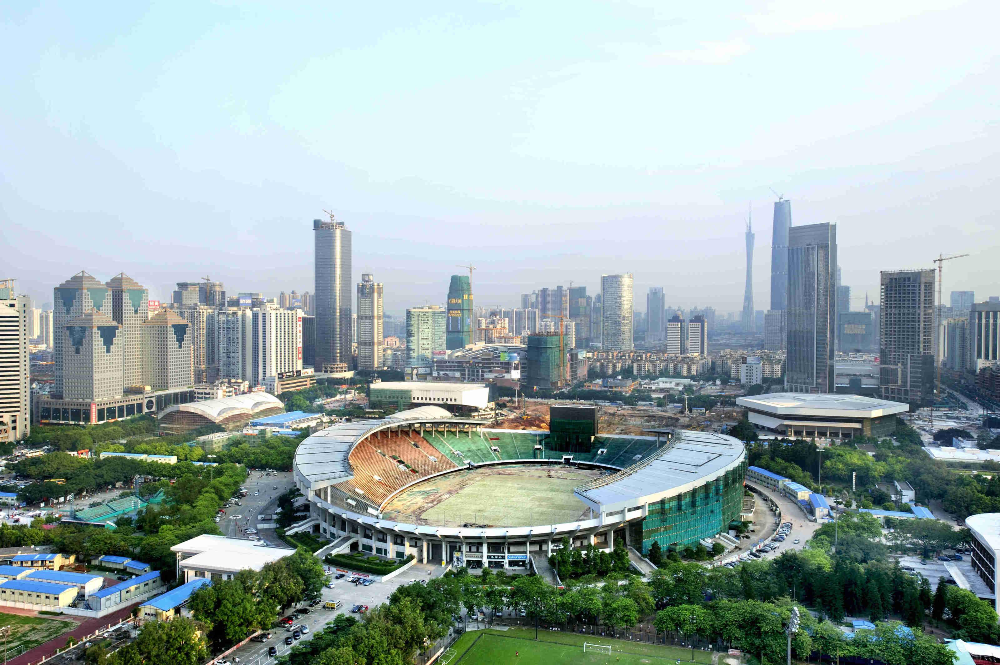 天河体育中心在(广州)市区中心,周边交通繁忙,不过主场馆周边有很多