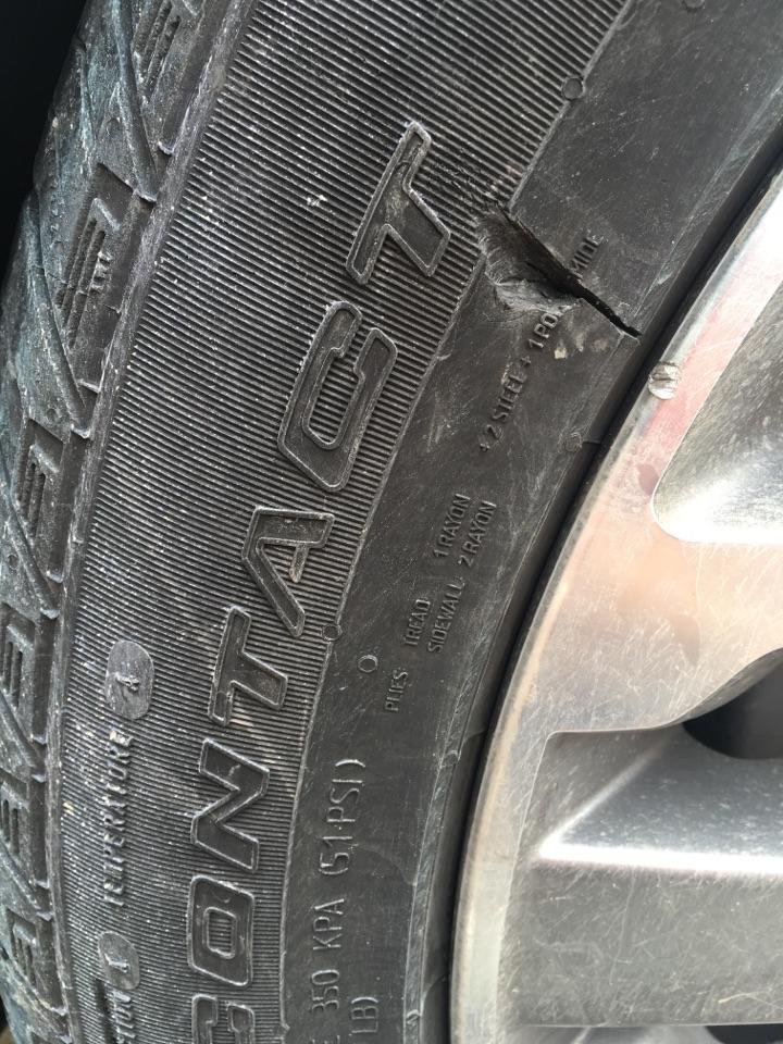 轮胎侧面被蹭了0.5厘米深的口子,掉了一块肉,需要换胎吗?