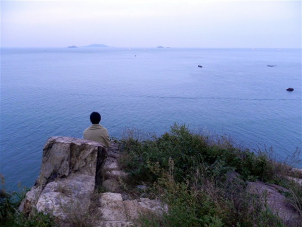 12年去青岛的时候,跟青旅的几个人在海边等日出,其中一个人偷拍的