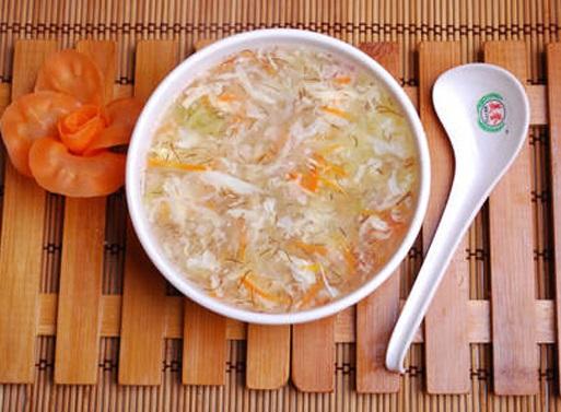 拿起菜单的时候,我们不约而同的点了一碗七彩干贝汤,然后相视一笑.