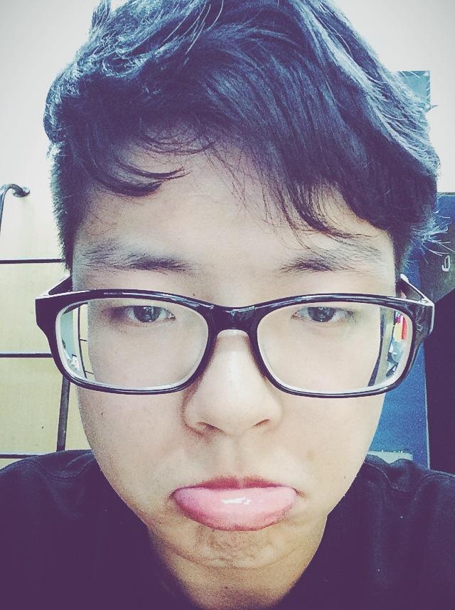 虽然是在宿舍照的，不过卖萌的表情胜了。心得总结：不要直愣愣的盯着镜