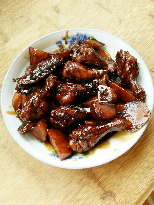 怎么样煎鸡肉不溅油 d806e93ed970d6e21f51edf30e89e37b_r.jpg