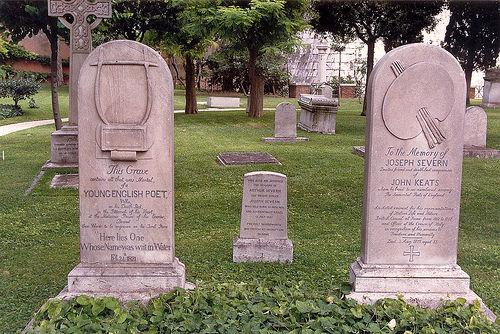 感谢@zzzz的补充,济慈:此地长眠者,声名水上书.(生前为自己所撰写)