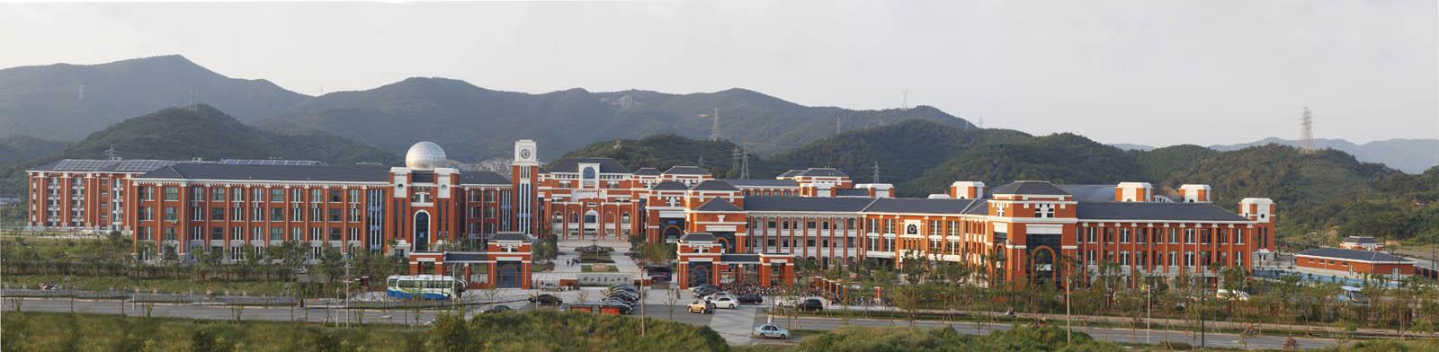 我是舟山中学14届的学生,入学那年正好赶上了学校90周年校庆和学校从