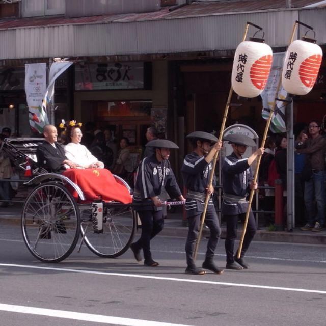 日本的景点也有人力车,车夫还大多是小鲜肉