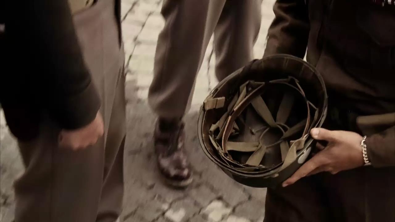 美剧《兄弟连》中有哪些容易被忽视的细节? -