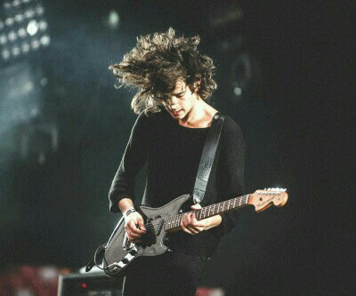 the 1975 主唱matthew healy 挺帅的