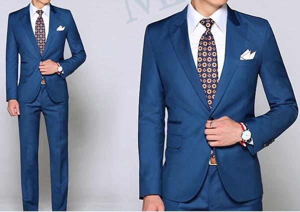 我一身深蓝色西装白衬衫,配了一个撞色深蓝色领带,感觉有点像泊车小弟