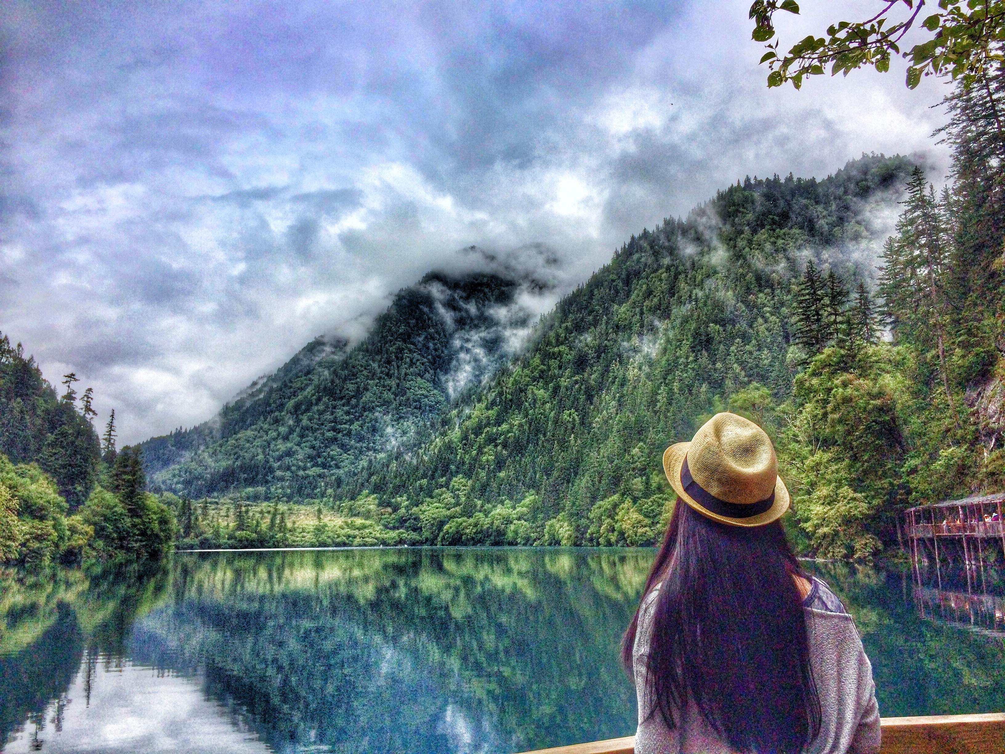 背影——你在看风景,看风景的人再看你 "你在桥上看风景 看风景的人