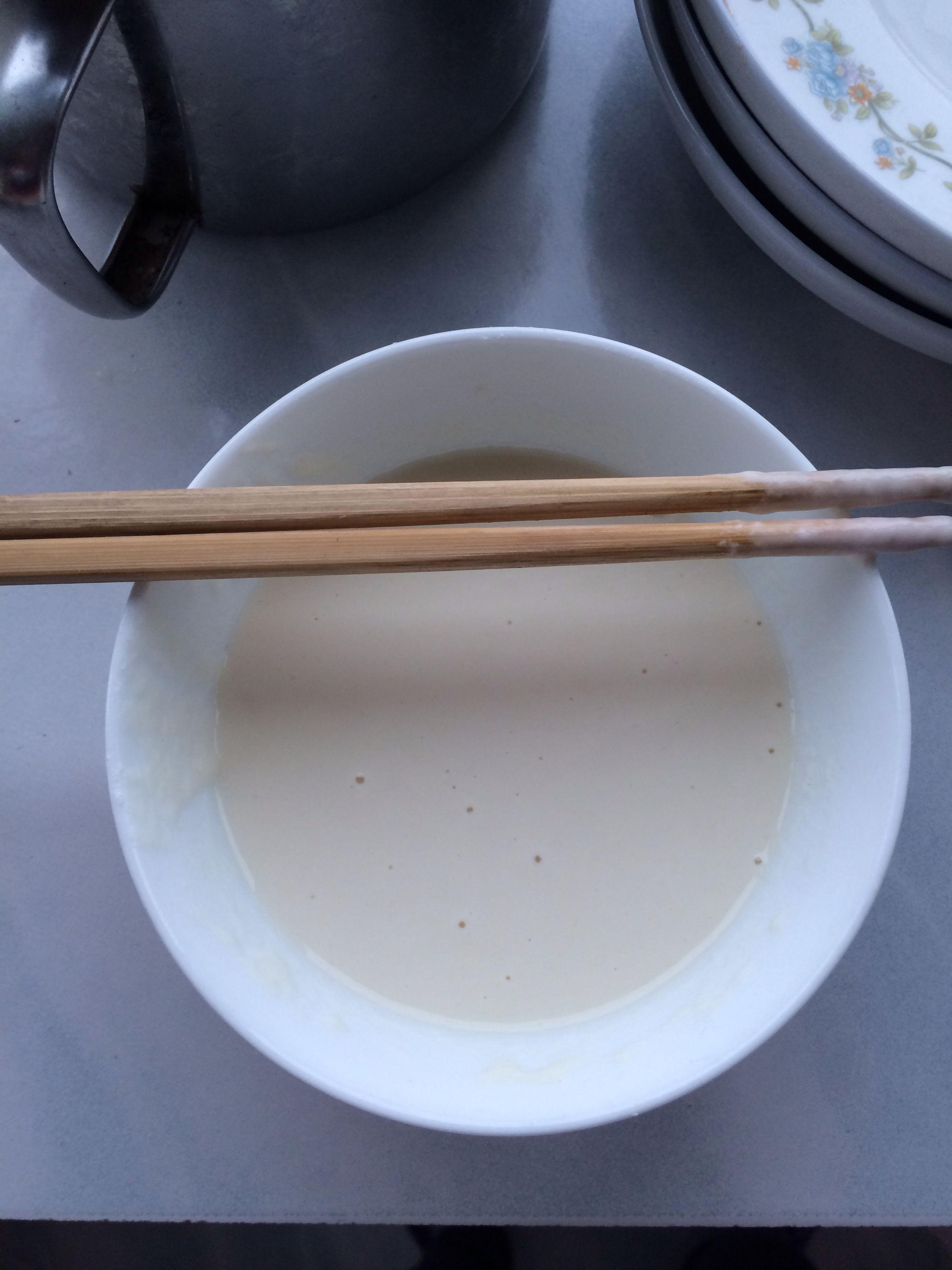两个点赞的小伙伴你们好 首先调适量面糊我用的小碗水慢慢加随时