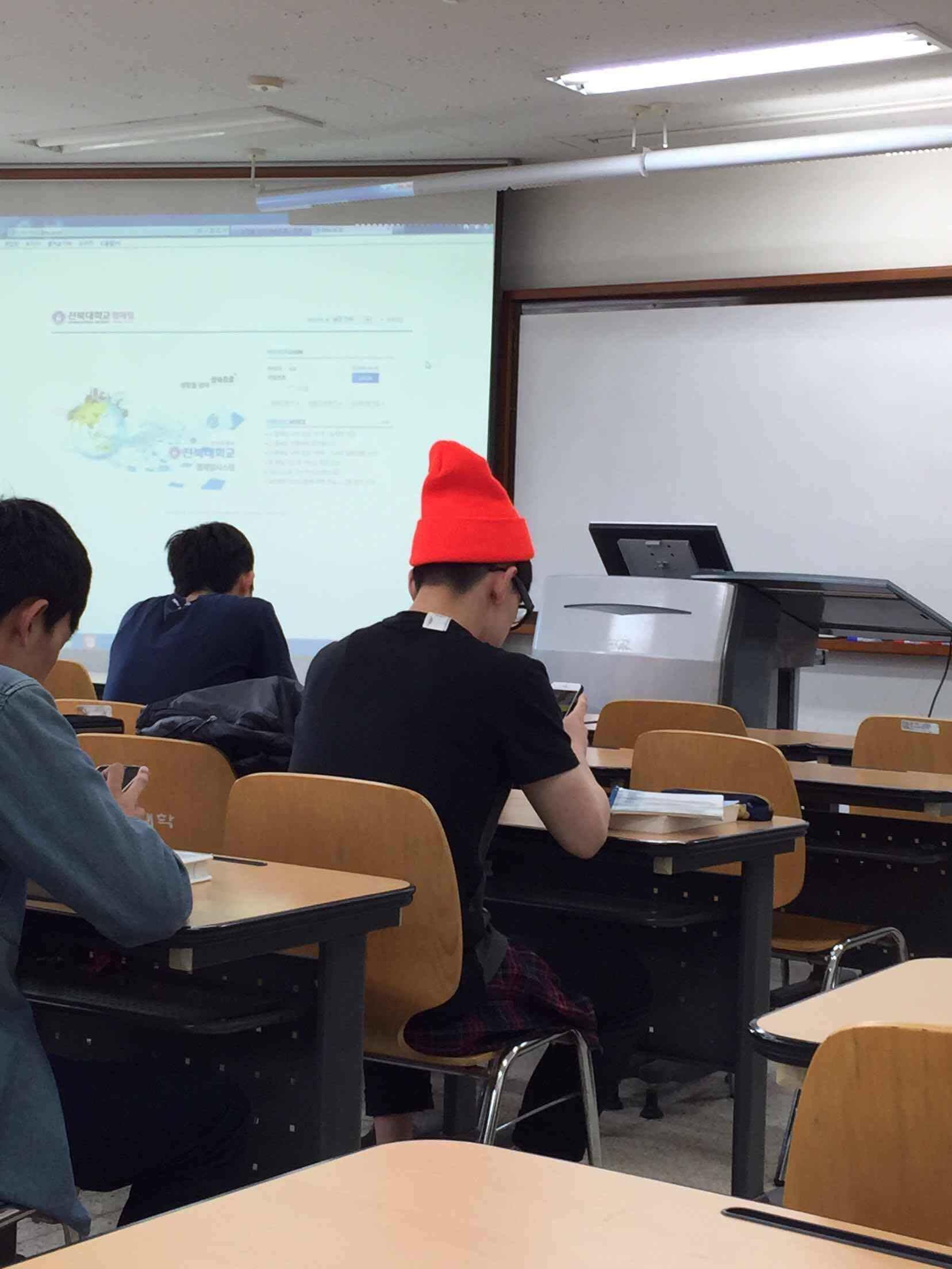 上课,吃饭全程戴帽子的行为礼貌吗?能看完描述再答吗?